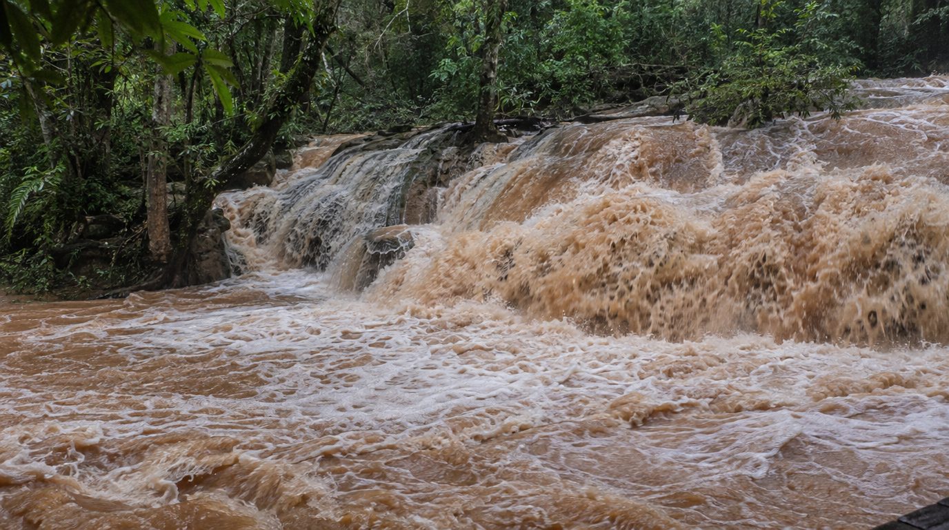 Водопад Эраван снова поменял цвет: в парке запретили купаться из-за угрозы горного паводка