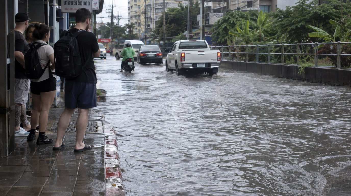 Скрытый под водой мост: как трое иностранцев оказались в канале во время потопа в Паттайе